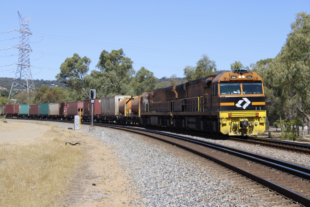 Gus Risbey on Train Siding: GWU013 & GWU015 lead Aurizon's 7MP1 Team Global Express intermodal from Melbourne to Perth, seen through Bellevue on the
12th of December 2023