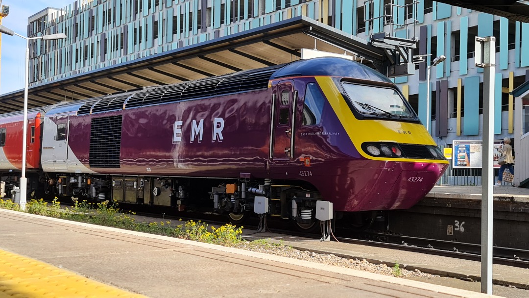 Tom Lonsdale on Train Siding: #EastMidlandsRailway 43274 and 43102 pause at Nottingham before forming the 16:45 to London St Pancras. #trainspotting #train
#diesel...