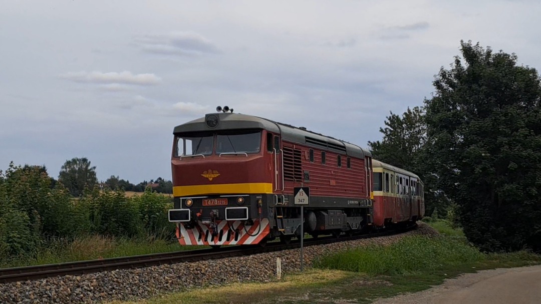 Worldoftrains on Train Siding: Locomotive t478 also known as "bardotka" with retro wagons is seen on its duty from prague wilson station to Kralovice
u rakovnika