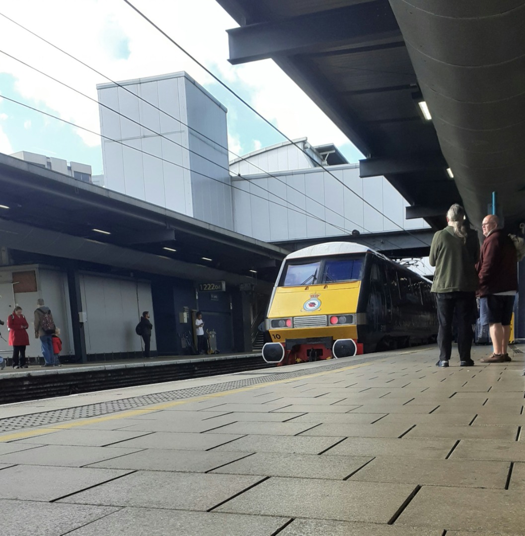 GlosTrainSp on Train Siding: Class 91-91110, "Battle of Britian Memorial Flight", on a 12:45 LNER service from Leeds (LDS) to London Kings Cross
(KGX)