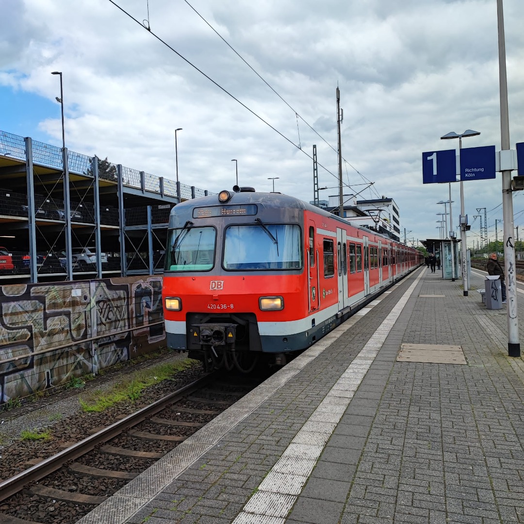 bennikuchen on Train Siding: An old S-Bahn Train on the S19 in Troisdorf Station to "Horrem" a town near Cologne. I Love the seats and the old high
comfort of this BR420.