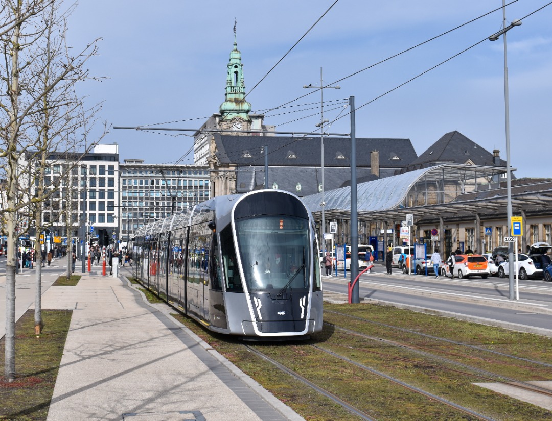 NL Rail on Train Siding: Luxtram 126 rijdt net voorbij de halte van station Luxembourg (stad) onderweg naar Bonnevoie Lycee Bouneweg.