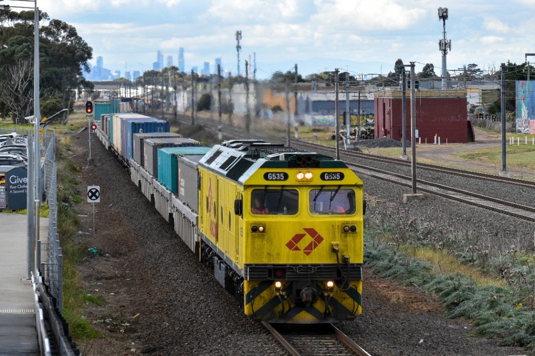 Shawn Stutsel on Train Siding: Aurizon's G535 races through Williams Landing, Melbourne, with the second half of 5MP1, Intermodal Service heading for
Moorabool Loop,...