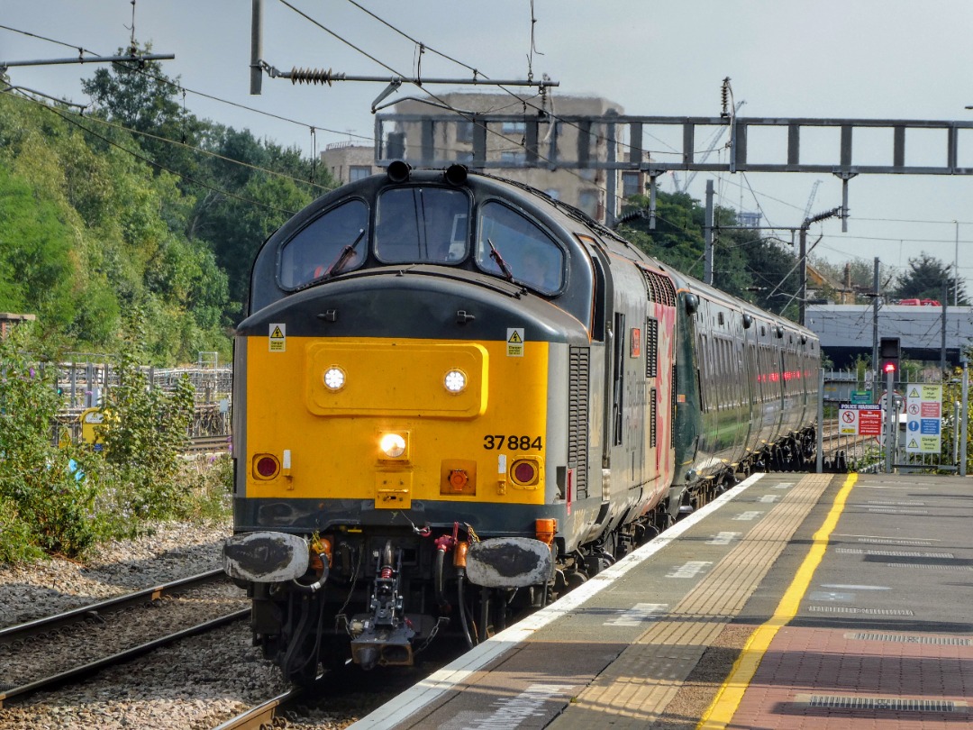 The Jamster on Train Siding: ROG 37884 passing Ealing Broadway working 5Q74 1008 Ilford to Reading Traincare with a class 387. 20/09/24