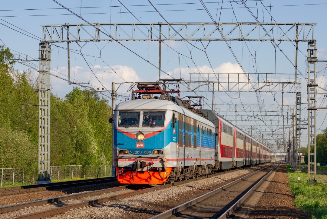 CHS200-011 on Train Siding: Electric locomotive ChS200-009 makes its last trip before being put into reserve with double-decker train No. 152 Moscow - St....