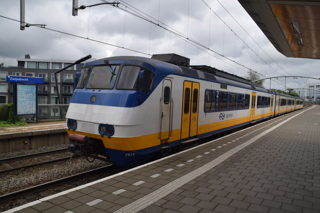 Thijs053_NL on Train Siding: Vandaag is het de laatste dag van de SGM in Nederland. De laatste trein komt om 01:09 aan in Utrecht. De treinen worden tijdelijk
gestald...