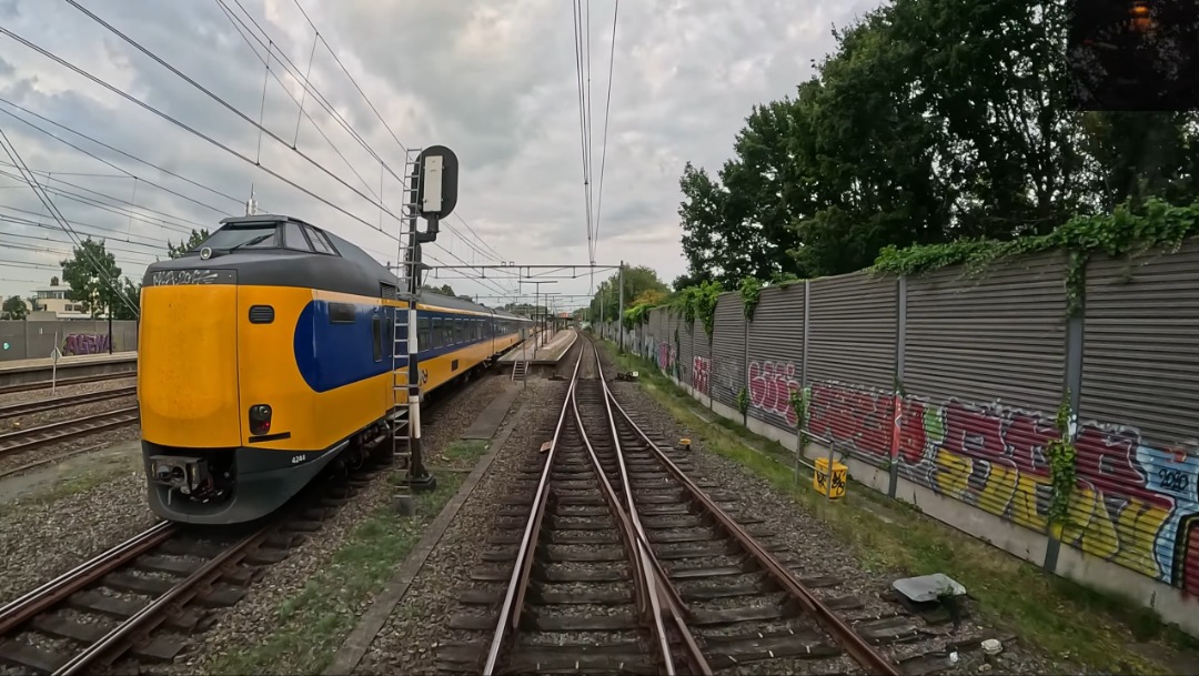 Machinist Stefan on Train Siding: Weesp als #intercitystation?! Jazeker, je ziet het goed! Kijk mee naar het mooie uitzicht op de Muiderspoorbrug en het
synchroon...