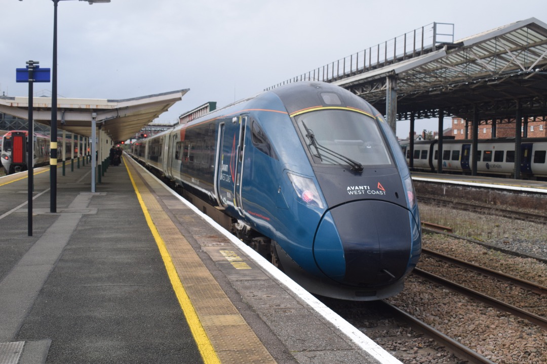 Hardley Distant on Train Siding: CURRENT: 805009 stands at Chester Station today as it waits for the arrival of 805005 on 1A50 12:38 Holyhead to London Euston
(Avanti...