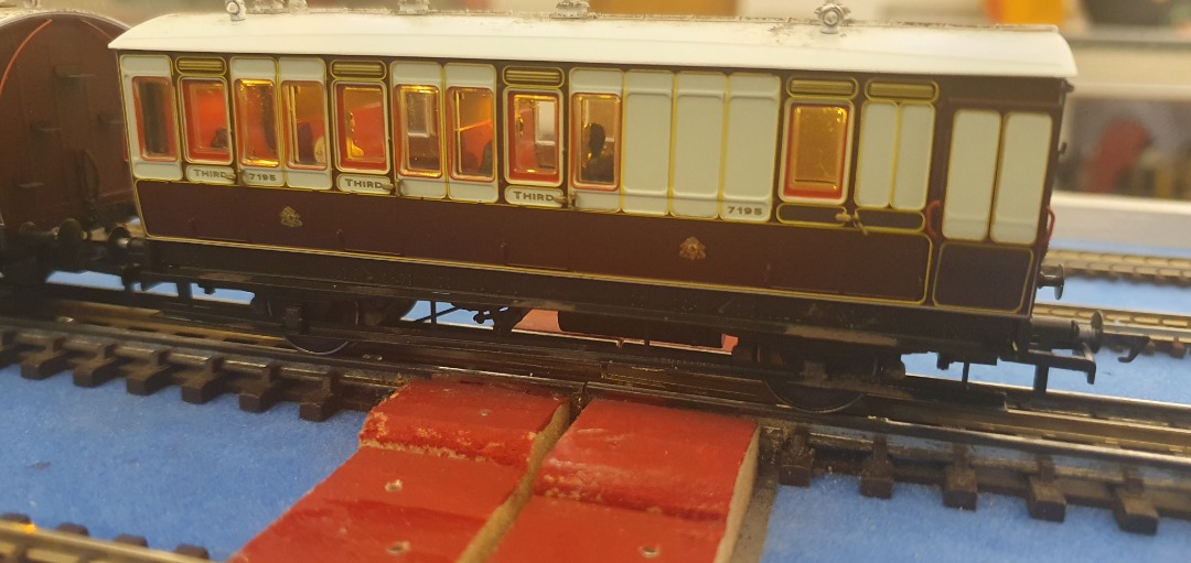 Timothy Shervington on Train Siding: @MistaMatthews here are some photos of my Hattons Genesis Coaches. I am tempted to buy more.