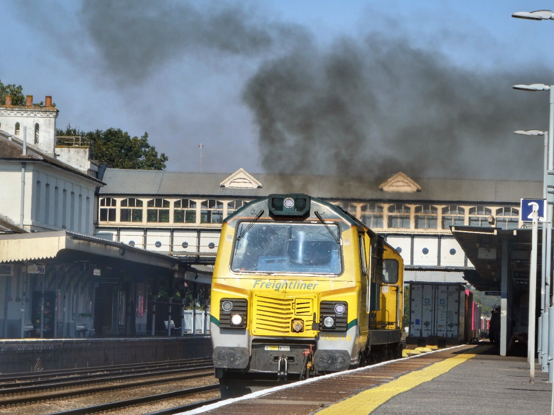 The Jamster on Train Siding: Freightliner 70016 putting on quite a show departing Eastleigh following a driver change while working 4O90 0604 Leeds to
Southampton....