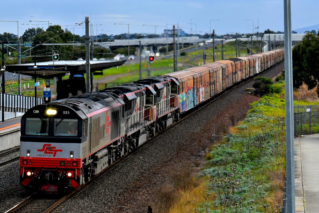 Shawn Stutsel on Train Siding: SCT's CSR023, SCT008, and SCT015 are near the end of their journey across Australia, with 5PM9, Intermodal Service seen
passing through...