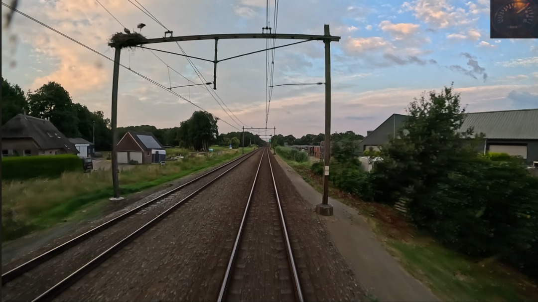 Machinist Stefan on Train Siding: Ooievaarsnesten in de bovenleidingportalen. Het worden er steeds meer. Allemaal broedende ooievaars. Zo tof! Stap in bij
Koekange en...