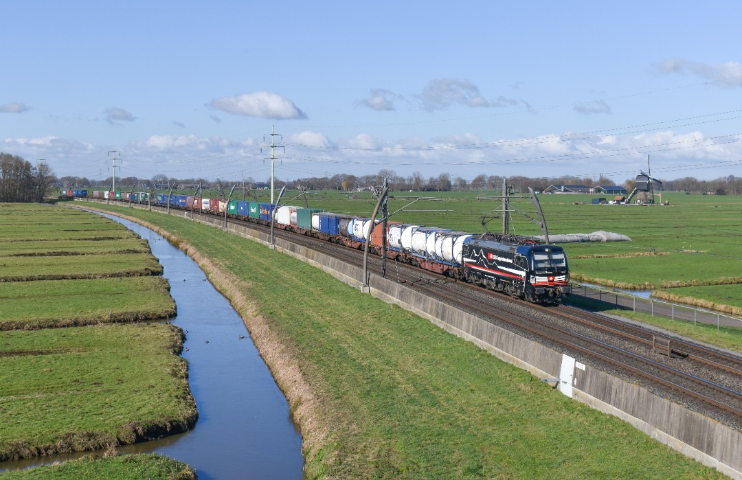 NL Rail on Train Siding: SBB 193 658 komt met de Busto Gallarate shuttle langs de Molenweg in Giessenbrug gereden onderweg naar Duitsland.