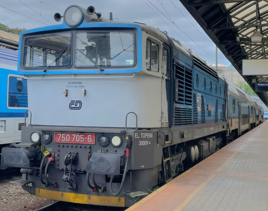 Davca ☑️ on Train Siding: Diesel locomotive " brejlovec" on Passenger train from Čerčany - Vrané nad Vltavou - Prague main station