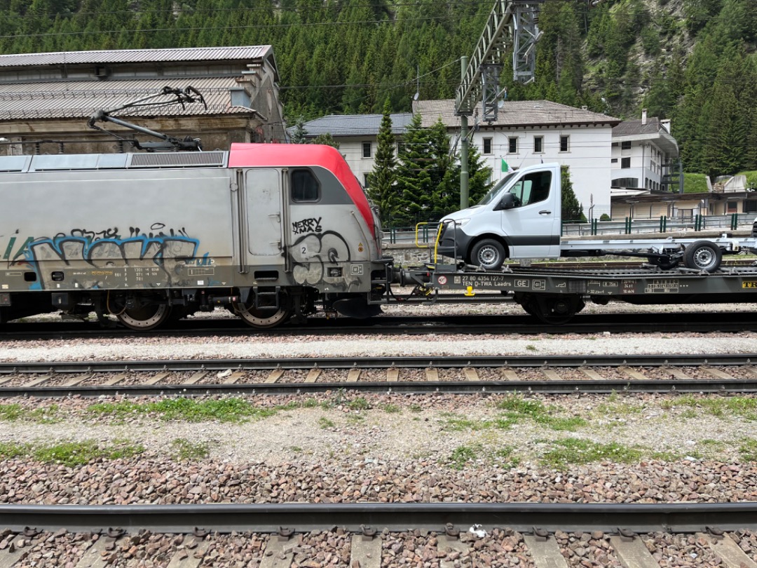 Joran on Train Siding: Een bestelbustrein genomen in Brennero - Brenner. De locomotief daarvan ging loskoppelen. Daarna kwam er een andere locomotief ( met
graffiti )...