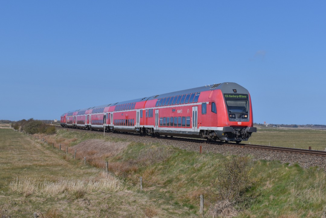 NL Rail on Train Siding: DB Regio Dosto en loc 245 004 rijden langs het Norderende in Morsum als RE 60 uit Westerland (Sylt) naar Hamburg Altona.