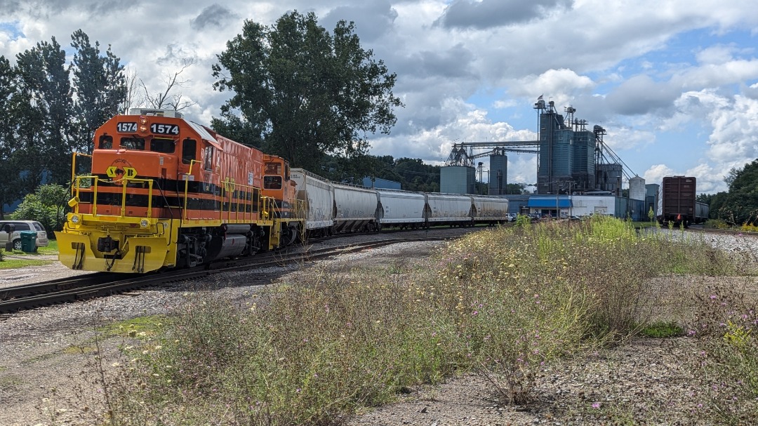 CaptnRetro on Train Siding: Switching out Blue Seal, a shiny new GP15 is paired with a SW1500 on the local BF-1 job. Buffalo & Pittsburgh RR, owned by
G&W, if ya...