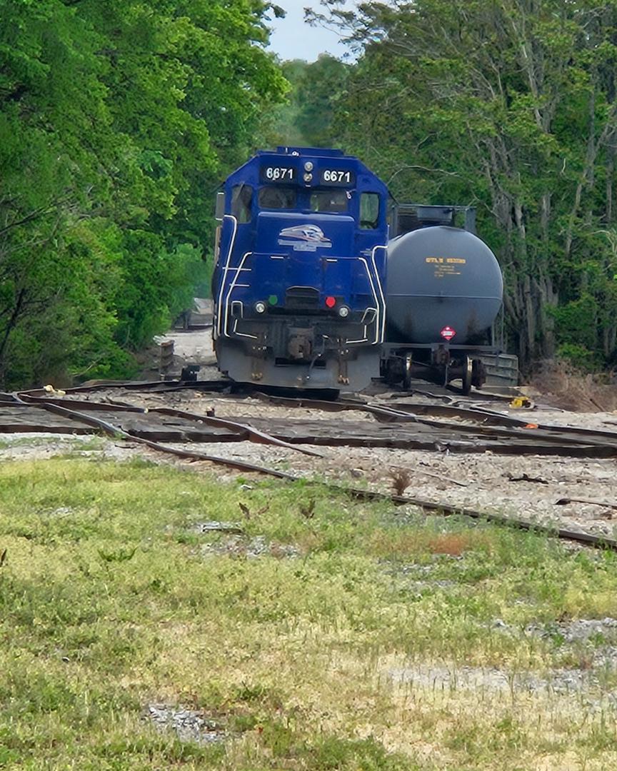 Jonas Buckner on Train Siding: Stopped in Columbia, TN for a while and caught one of the Tennessee Southern GEEPS. stopped just short of the bridge by the union
station