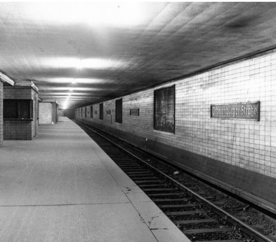 Affen Gamer on Train Siding: Der S Bahnhof Oranienburger Straße wurde am 28 Juli 1936 im Zuge des Abschnitt Stettiner Bahnhof-Unter den Linden
eröffnet. Am 2 Mai...