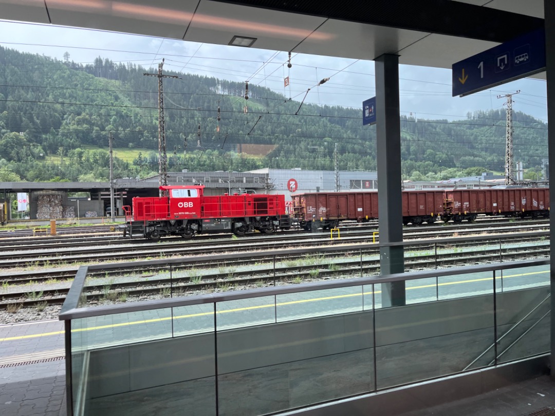 Joran on Train Siding: Een goederentrein genomen vanuit de trein in Hall in Tirol. Op foto 2 zelfs met een stationsnaambord.