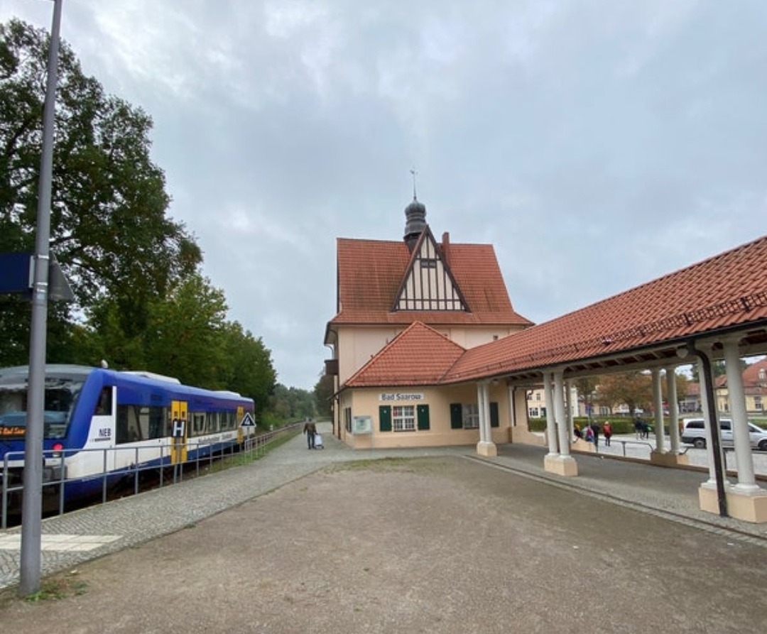 Affen Gamer on Train Siding: Der Bahnhof Bad Saarow wurde am 03.06.1911 als Saarow Ost auf der Strecke Fürstenwalde-Beeskow eröffnet im April 1945
wurde der Bahnhof...