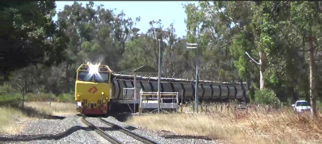 Gus Risbey on Train Siding: Battling the hot aussie climate, ACN4145 cruises through Riverdale rd crossing in Cookernup with a loaded narrow-guage 2875 Bunbury
ALCOA...