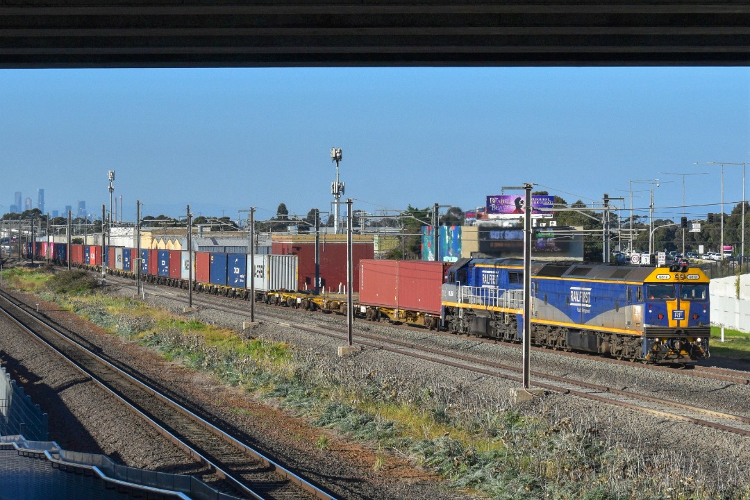 Shawn Stutsel on Train Siding: Railfirst's G512 and VL351 rumbles through Williams Landing, Melbourne with 9173, Container Service bound for Ultima in
Northwest...