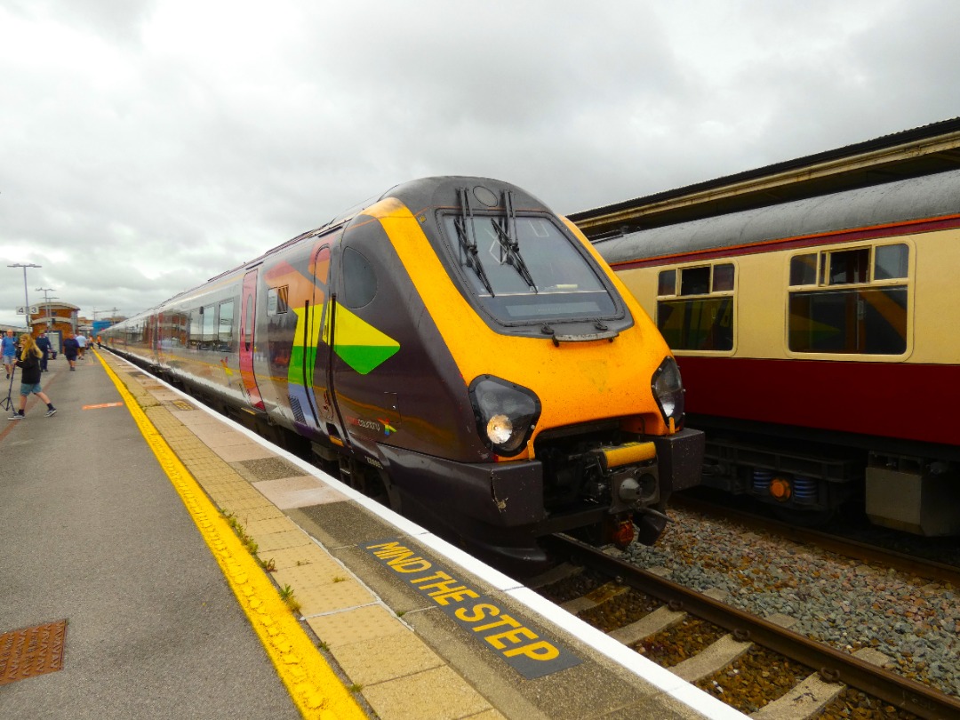 Jacobs Train Videos on Train Siding: #220005 is seen stood at Taunton station working a CrossCountry service from Edinburgh to Plymouth