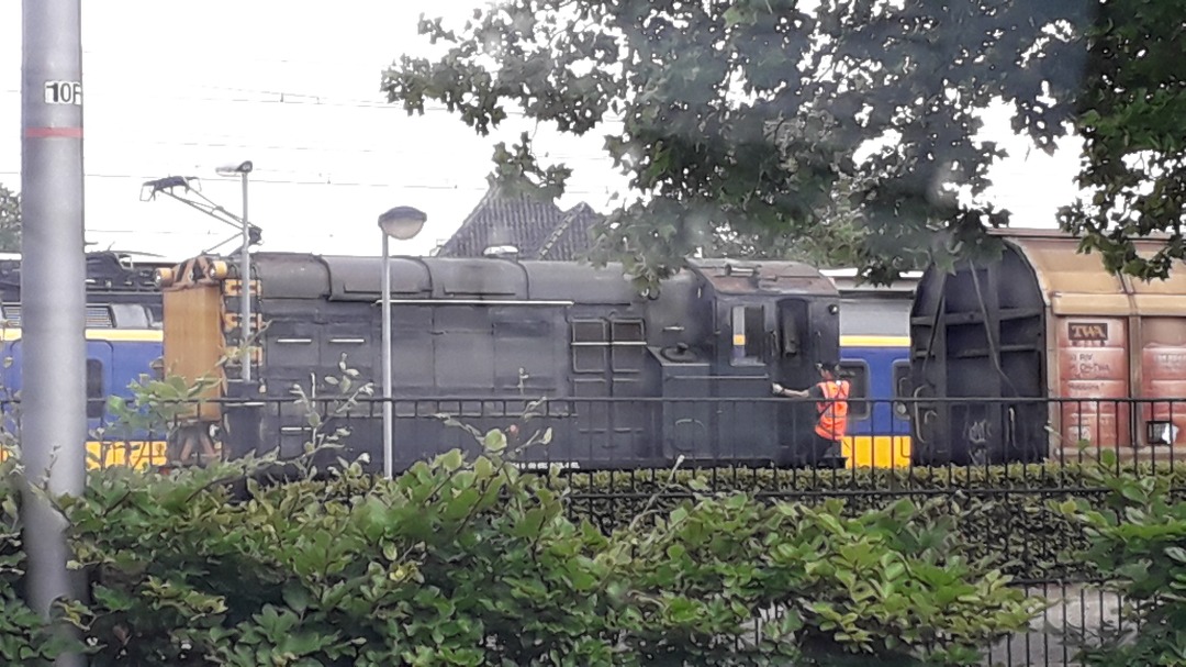 Rob Waals on Train Siding: My first picture here its not a good one was in the car but its a class 09 or 08 in the netherlands sorry of its not good im new to
train...