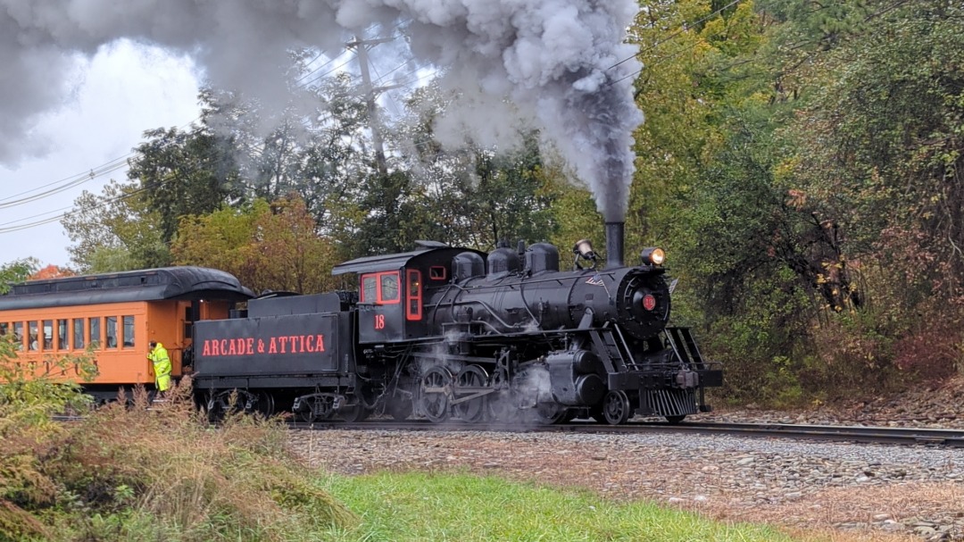 CaptnRetro on Train Siding: Leaving town in a rainy haze - Arcade & Attica #18 makes it's way across the bridge and past the old toy factory on its way
out of town....