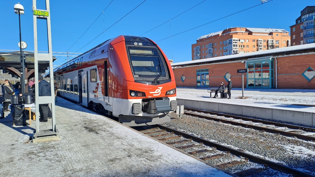 Grasshopper Without Grass on Train Siding: A new Stadler DOSTO ER1, placed into service during week 9. These trains have been in service with
Mälartåg for a while...