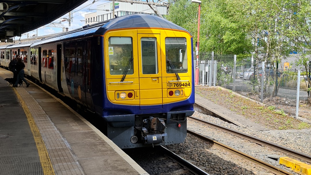 Tom Lonsdale on Train Siding: #NorthernRail 769424 at Stockport on an Alderley Edge service. #trainspotting #train #emu #bmu #BiMode #Class769 #Class319