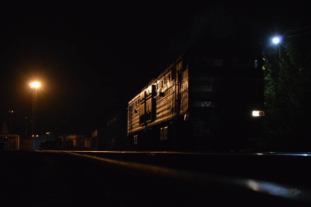 Adam L. on Train Siding: An unidentified Belarusian 🇧🇾 2ТЭ10МК class diesel, captured not long after it arrived with an loaded grain train from
it's home...