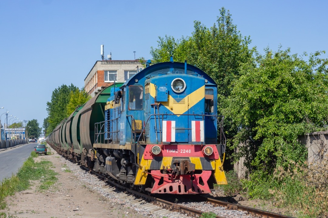 CHS200-011 on Train Siding: Diesel locomotive TEM2-2246 is awaiting permission to deliver the train to Avtovo station from the access track