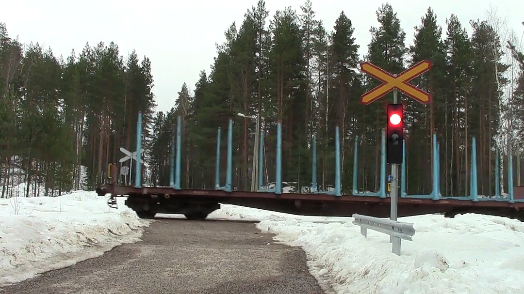 Trains & level crossings from Finland on Train Siding: Freight train T 2858 passes Kalliojärvenkatu level crossing in Heinola, Finland 28.3.2021