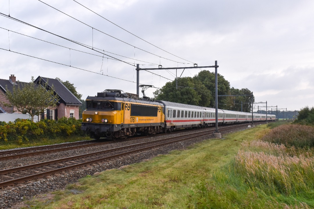 NL Rail on Train Siding: NSI 1761 komt met IC Berlijn langs Teuge gereden als IC 242 uit Duitsland naar Amsterdam Centraal.