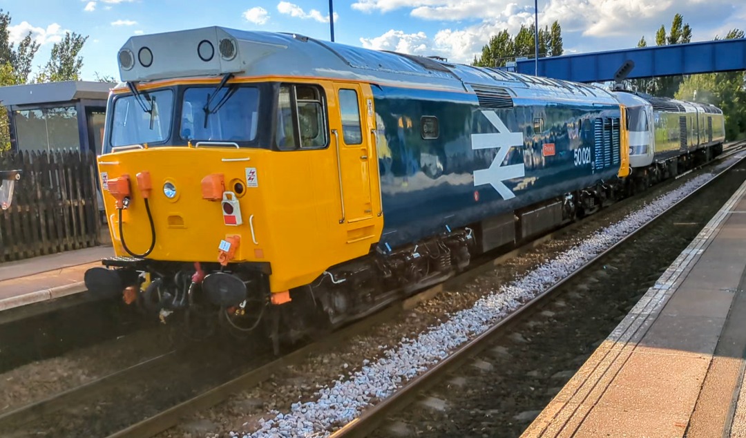 kieran harrod on Train Siding: Railadventure HST pair 43465 + 43484 drag 50021 'Rodney' from EastLeigh to Keighley on 0Z50 through Swinton station
this evening. 17/06/24