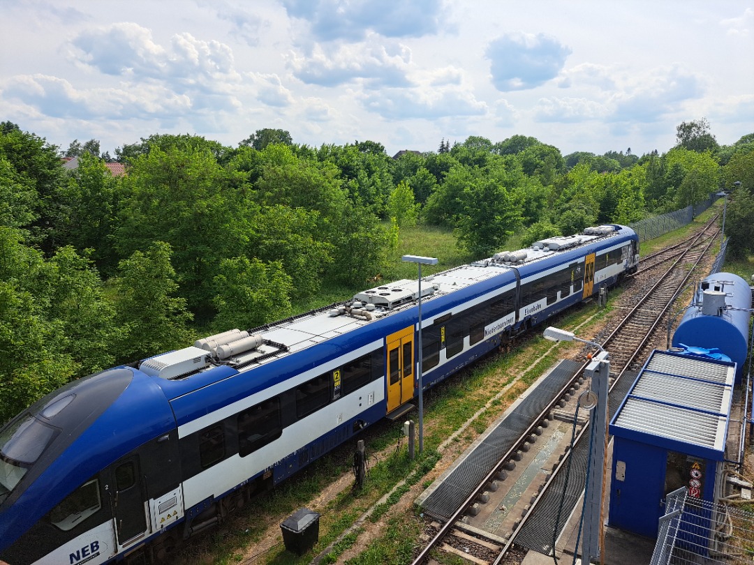 Affen Gamer on Train Siding: Bahnhof Küstrin Kietz 15 Mai 1877 als Betreibsbahnhof eröffnet früher Keilbahnhof heute ist nur noch Bahnhsteiggleis
von 3 verfügbar...