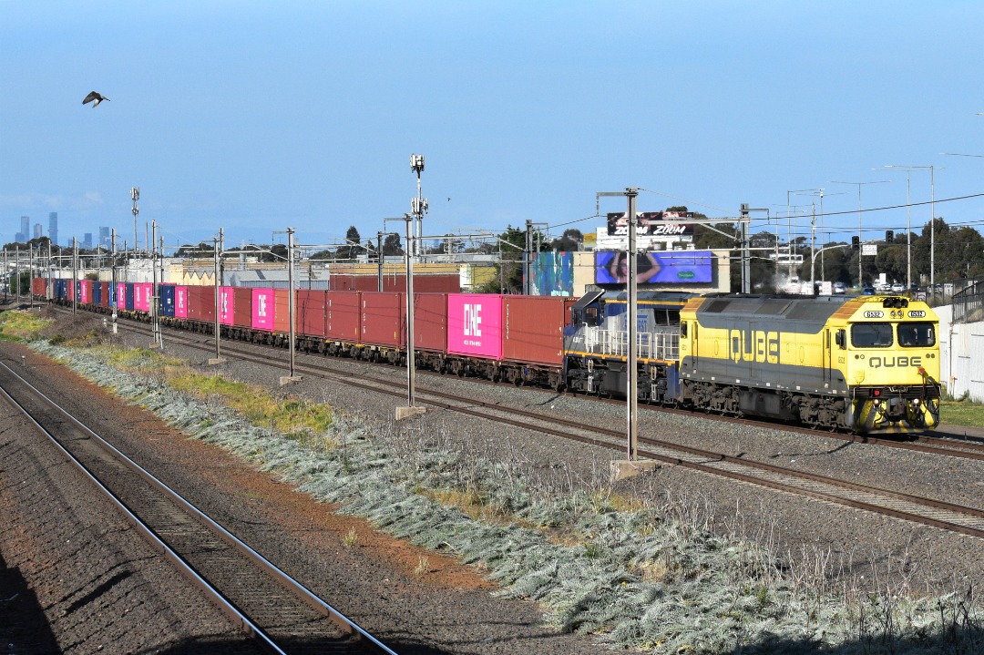 Shawn Stutsel on Train Siding: Qube's G532 and Railfirst's VL360 rolls through Williams Landing, Melbourne with 9173, Container Service bound for
Ultima in Victoria...