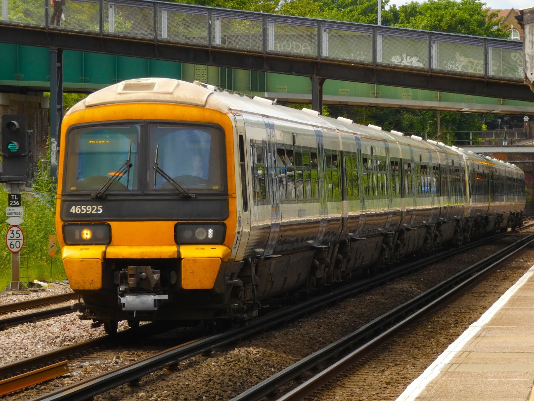 Jacobs Train Videos on Train Siding: #465925 is seen leading a Southeastern service through St Johns station working a service from London Charing Cross to
Hayes