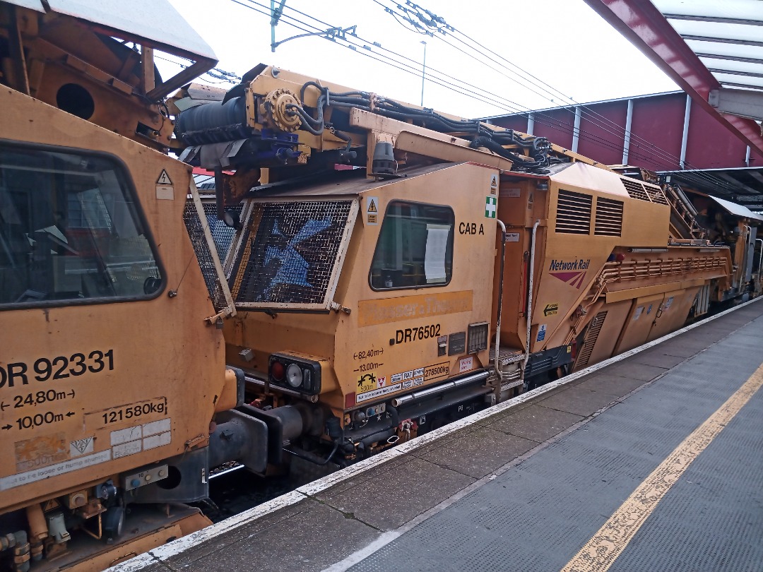 Mal on Train Siding: #trainspotting #train #station Engineering train reversing platform 6 causing delay. Lots of train's about for a Sunday.