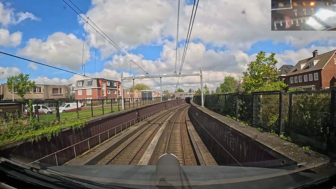 Machinist Stefan on Train Siding: Het kon haast ook niet anders. Wéér een rit met een #ATB-baanstoring! Dit keer was het raak bij station #Almelo.
In zo'n geval komt...