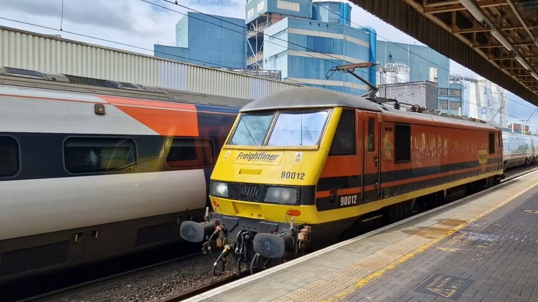 Nathaniel on Train Siding: Some of the trains I saw at Warrington BQ today. 66 734 in platinum jubilee livery, 325 005 in royal mail livery, 20 066 in BR
blue/yellow...