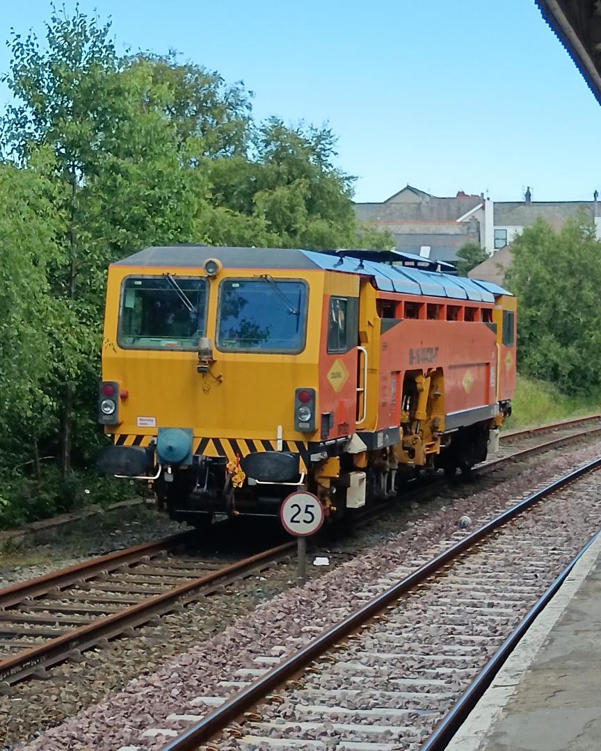 TrainGuy2008 🏴󠁧󠁢󠁷󠁬󠁳󠁿 on Train Siding: An interesting few minutes at Llandudno Junction after getting off my train.. saw a Tamper parked in
the...