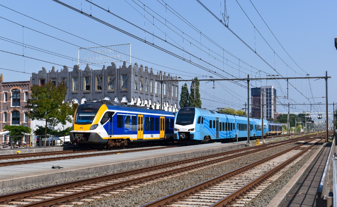 NL Rail on Train Siding: NS SNG 2750 en 2741 als Spr 5842 naar Hoofddorp en CXX Flirt 5039 als RS 34 uit Ede-Wageningen komen langs de Koppelpoort in
Amersfoort.