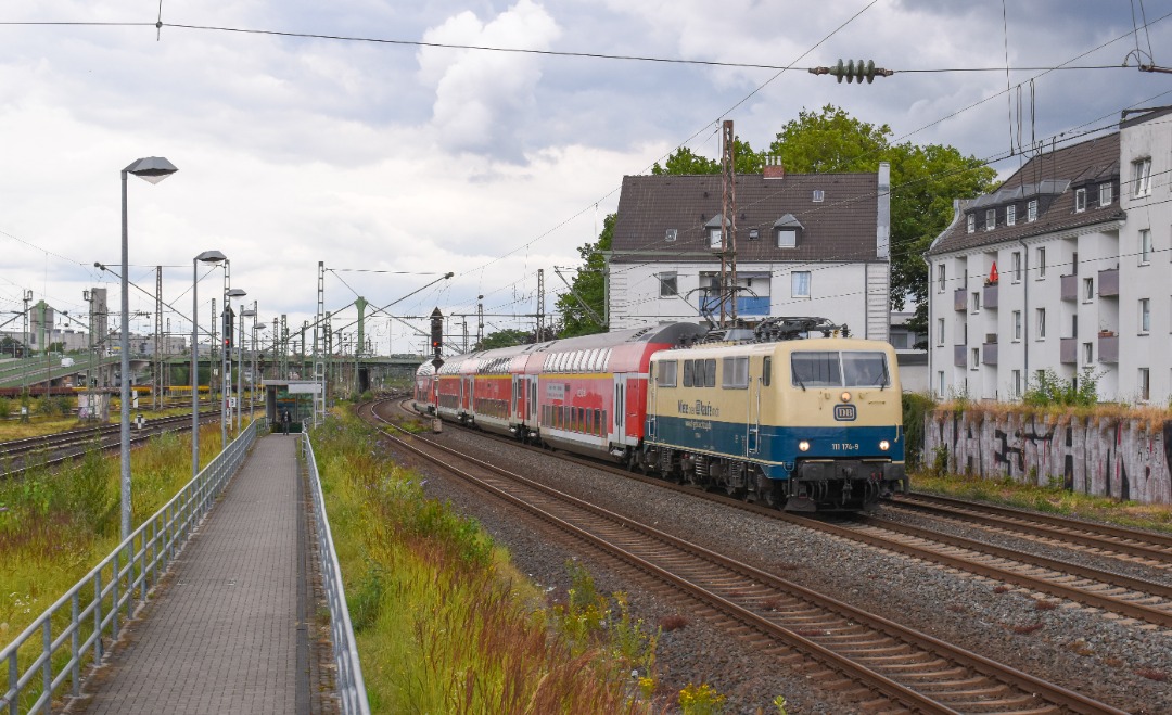 NL Rail on Train Siding: Tijdens het EK voetbal reed er een extra RE trein tussen Dortmund - Köln vv. Op de extra RE trein reden enkele omlopen met een
oude loc. De...