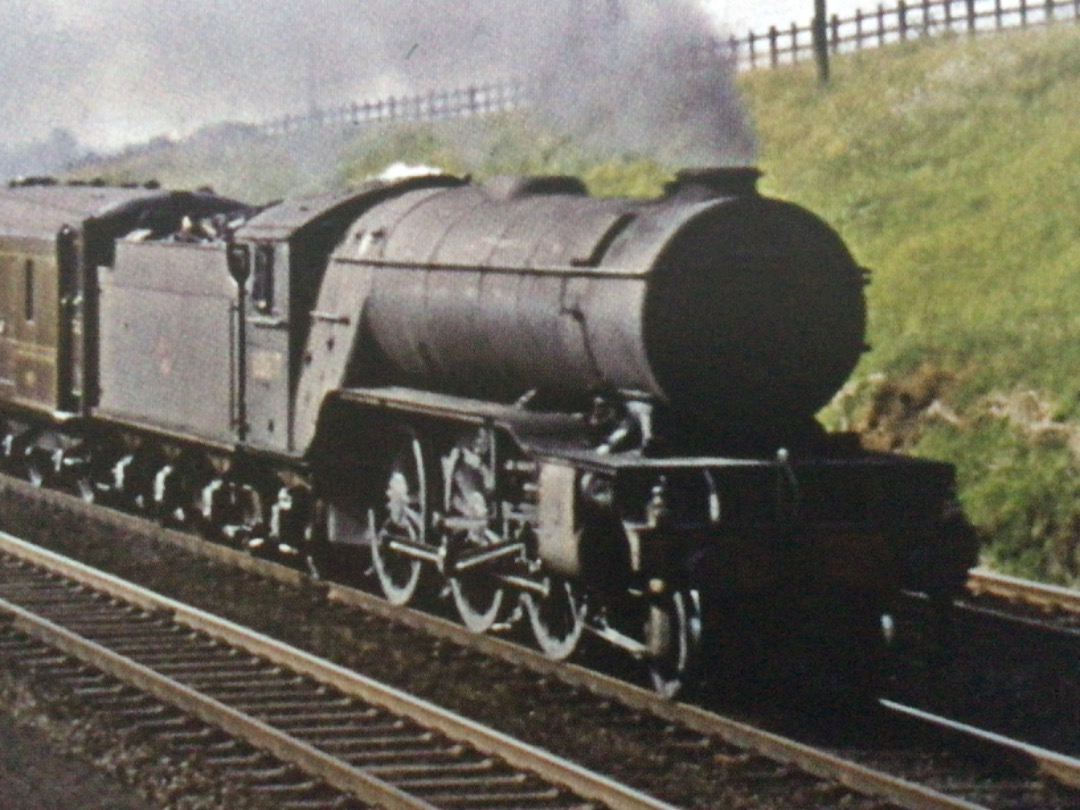 Alex Coomber on Train Siding: 2 views of the Sheffield Pullman. No doubt caused by a Diesel Failure. The steam hauled train is seen at Wymondley on 16th June
1961...