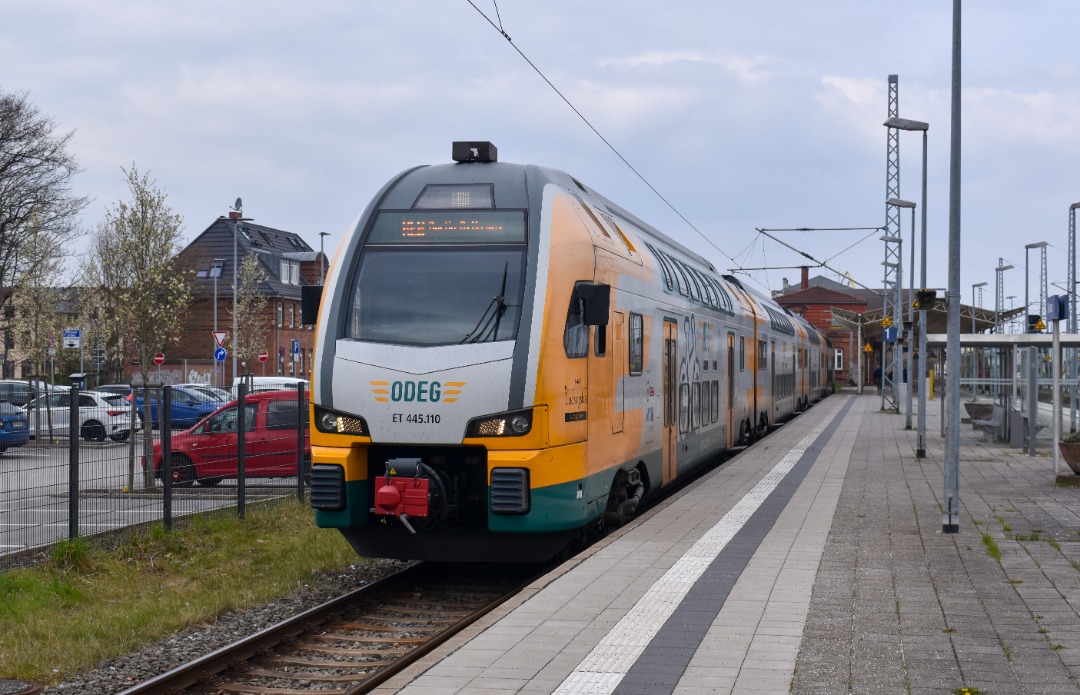 NL Rail on Train Siding: ODEG Kiss ET 445.110 staat klaar op station Wismar om als RE 8 te vertrekken naar Berlin Ostkreuz.
