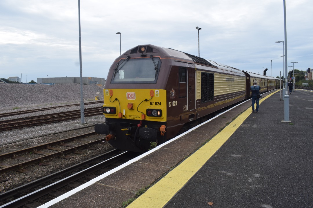 Hardley Distant on Train Siding: CURRENT: 67024 (Front - 1st Photo) and 67021 (Rear - 2nd Photo) pause at Eastleigh Station today with the 5Z83 10:57 Chichester
to...