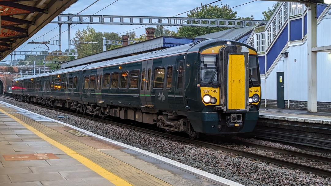 Stephen Hack on Train Siding: 2/10/23 - 387146 arrives into Twyford, a lone ranger, working 1D77 1751 London Paddington to Didcot Parkway/Reading service.